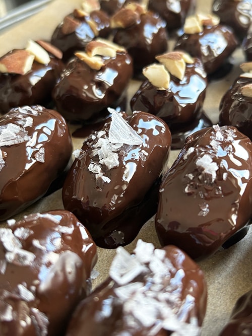 Dátil medjool con rellenos caseros y cubiertos con chocolate